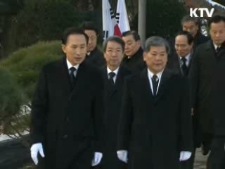 이명박 대통령, 국립현충원 헌화 참배