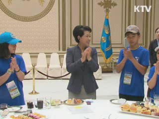 김윤옥 여사, 도서·벽지 어린이 청와대 초청 격려