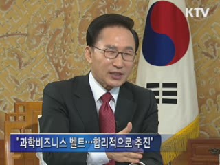 이 대통령 "개헌, 여야 머리 맞대야"