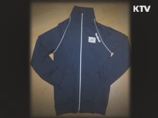 박 대통령, 저커버그 선물 운동복 공개