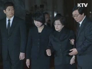김정은, 이희호 여사·현정은 회장에 '깍듯'