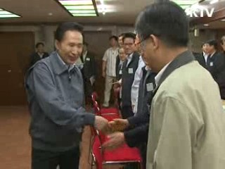 이 대통령 "서민생활 주름 지지 않도록 해야"