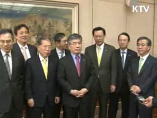 김중수 총재 "가계대출 부실화 가능성 크지 않아"