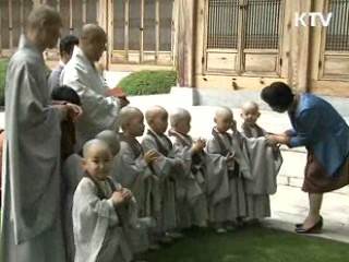 김윤옥 여사, 석탄일 맞아 동자승 초청