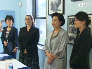 김윤옥 여사, 교포 운영 '야학' 방문