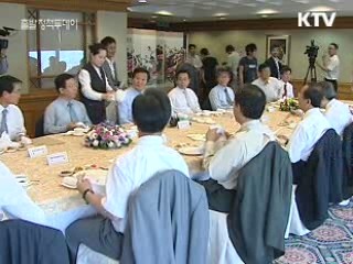 윤증현 장관 "경기 낙관 일러…현 정책기조 유지"