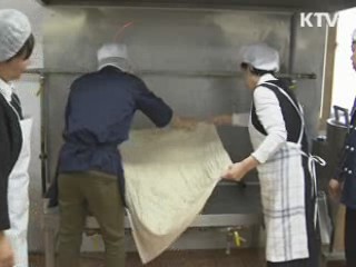 김윤옥 여사, 장애인 근로자·노숙인 격려