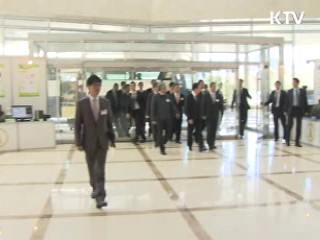 이 대통령 "강력한 무기, 평화 유지 위한 것"