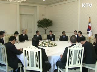 이 대통령 "진정성 갖고 대화로 풀어야"