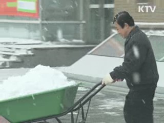 철야 제설작업…"교통대란 없었다"