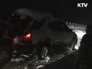 군 투입 제설작업…이재민 복구 안간힘