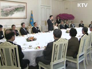 이 대통령, 대한민국관 건립위원에 위촉장