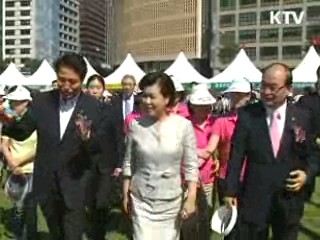 김윤옥 여사, 주부 일자리창출 행사장 방문