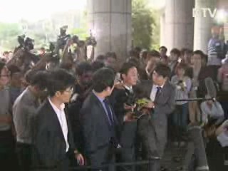 정두언 의원 14시간 조사받고 어젯밤 귀가