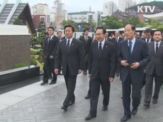 이 대통령, 6·25 60주년 부산 UN기념 공원 참배