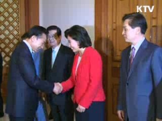 이 대통령, 특사단 초청 접견