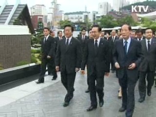 이 대통령, 부산 유엔묘지 참배